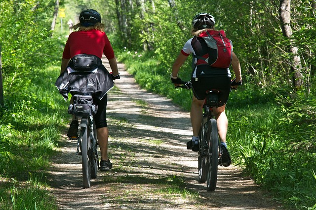 Fietser geniet van een zonsondergang op een landweg
