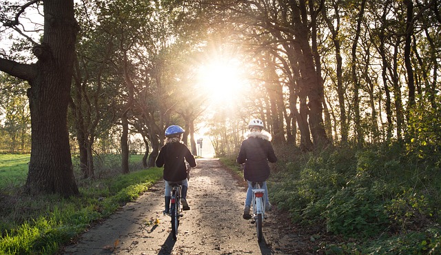 Vrouw fietst langs een waterweg