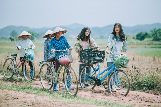 Vrouw fietst lachend door de natuur